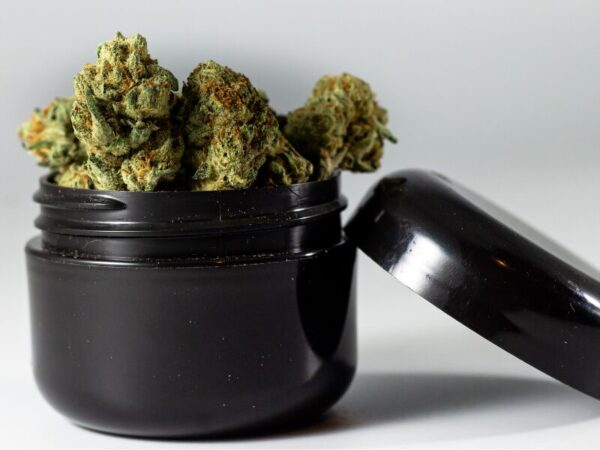 Cannabis im Dunkelglas