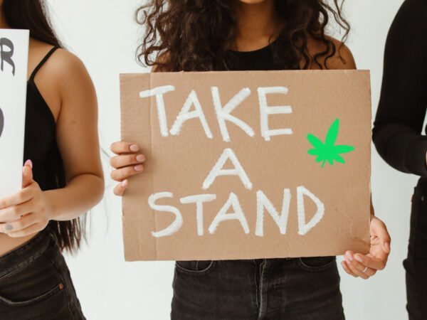 Eine Frau hält ein Schild mit der Aufschrift: Take a stand.