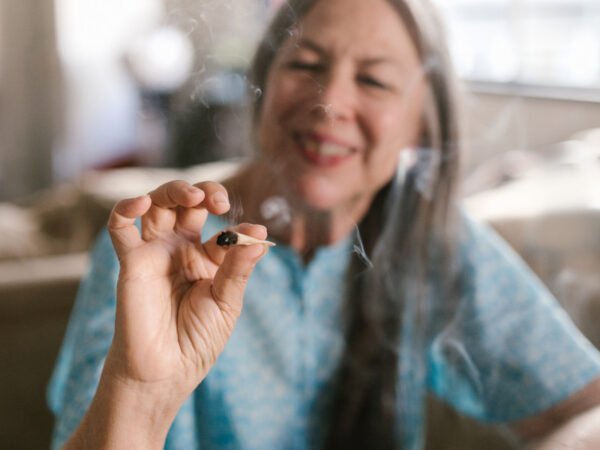 Frau mit Joint