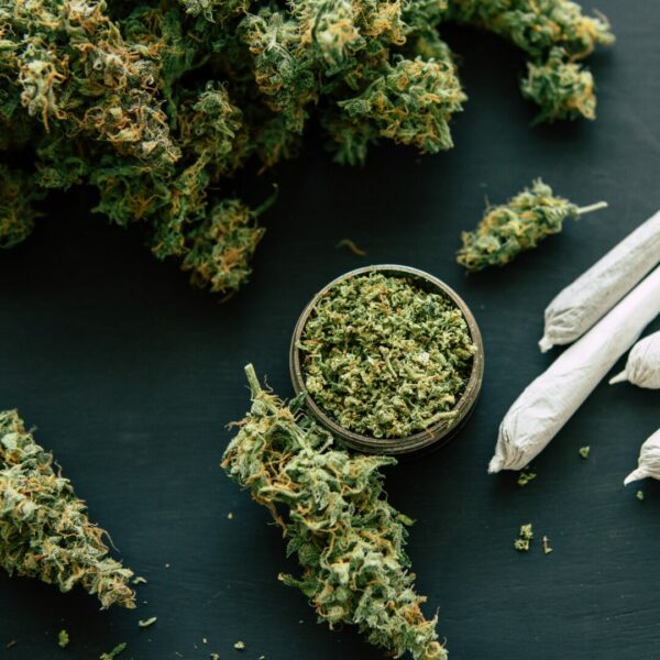 Cannabisblüten und Joints