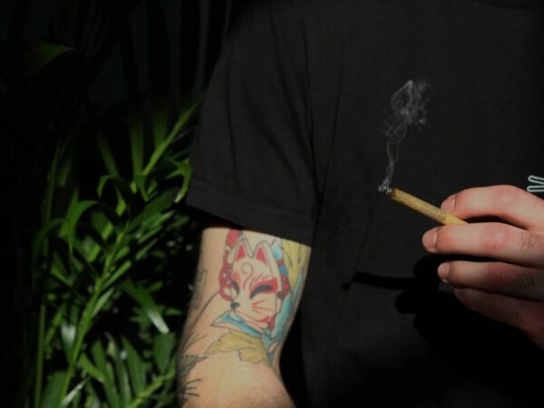 Ein Mann mit einem Joint in der Hand