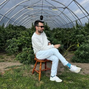 canney vor einer Hanfplantage