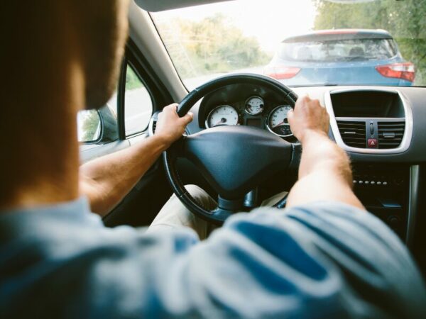 Die AMpel einigt sich auf neuen THC Grenzwert im Straßenverkehr. Hier sieht man einen jungen Mann hinterm Steuer.