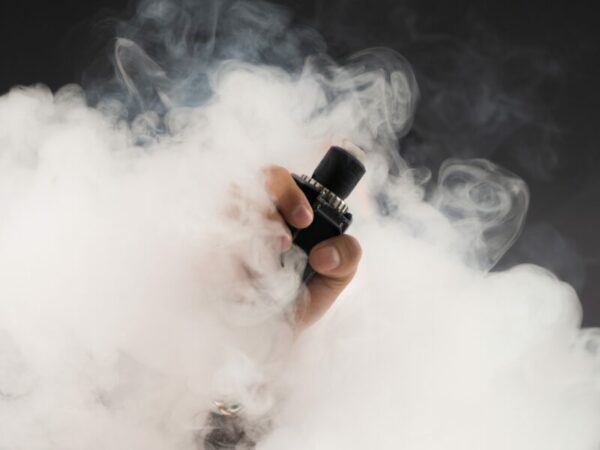 Vaping in der Öffentlichkeit kann bad verboten sein.