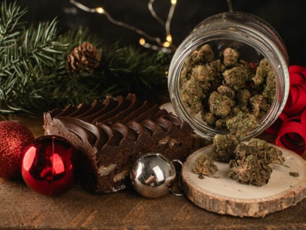 Ist das Rauchen von Cannabis auf Weihnachtsmärkten erlaubt? Hier ist eine weihnachtliche Deko mit Cannabisblüten zu sehen.