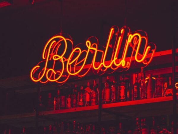 Cannabis-Fachgeschäfte sollen bald ihre Türen in Berlin öffnen. Ein Reklameschriftzug: Berlin