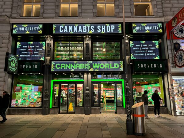 Frankfurt: Cannabis Modellprojekt gestoppt. Hier sieht man eine große Cannabis World