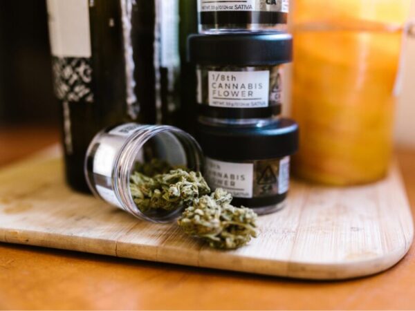 Das GKV-Beitragsstabilisierungsgesetz. Hier sind Cannabisarzneinen zu sehen, in dementsprechenden Gläsern.