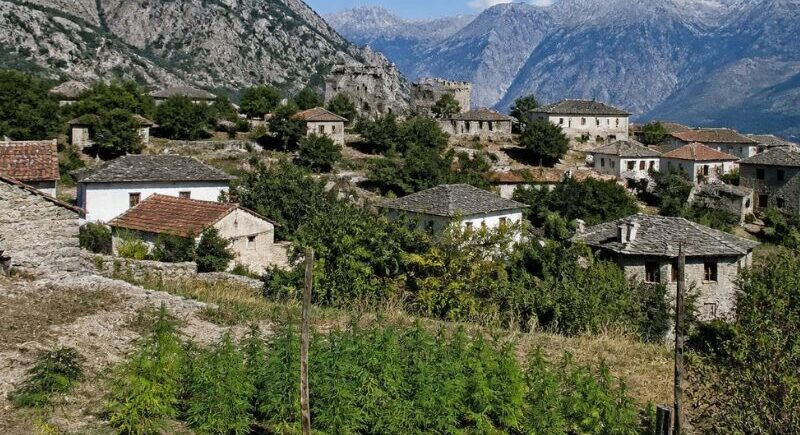 Cannabis Albanien. Eine Pflanze trifft auf alte Tradition. Hier ein albanisches Dorf mit einem Cannabisfeld