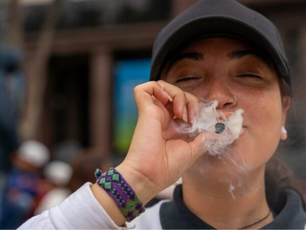 Cannabis Apotheke Schweiz. Mit dem Pilotprojekt mit Sicherheit für Frauen schaffen. Eine Frau zieht an einem joint