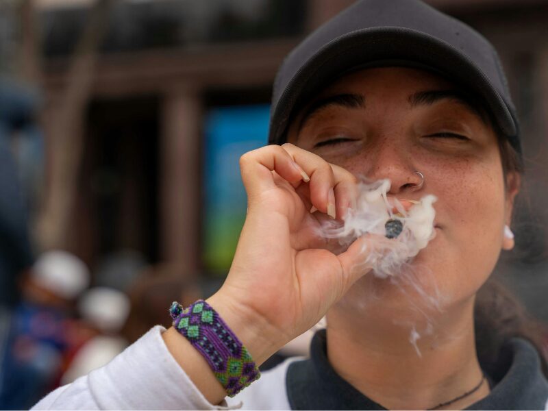 Cannabis Apotheke Schweiz. Mit dem Pilotprojekt mit Sicherheit für Frauen schaffen. Eine Frau zieht an einem joint