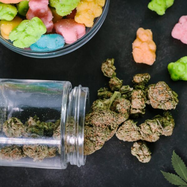 Cannabis Gummis. Blüten und Gummibärchen sind zu sehen.