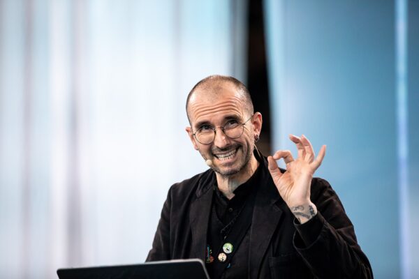 Drogenverbote erklärt: Kriminalbiologe Mark Benecke spricht bei einem Vortrag auf der re:publica 2022