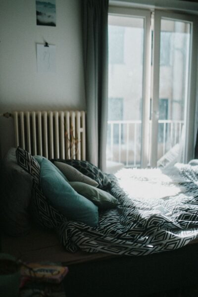 CBD Öl Schlaf: helles Schlafzimmer am Morgen