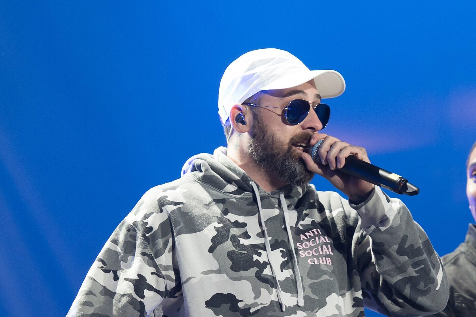 Cannabiswerbung mit Rapper Sido. Sido mit weißer Cap und Sonnenbrille rappt auf der Bühne beim Global Citizen Festival in Hamburg
